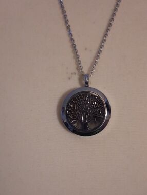 Women's Silver Tree of Life Pendant Necklace W/felt Discs For Perfumes